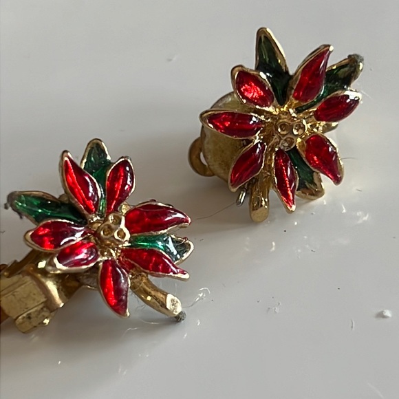 Vintage Christmas Poinsettia Clip On Earrings. - Picture 2 of 3